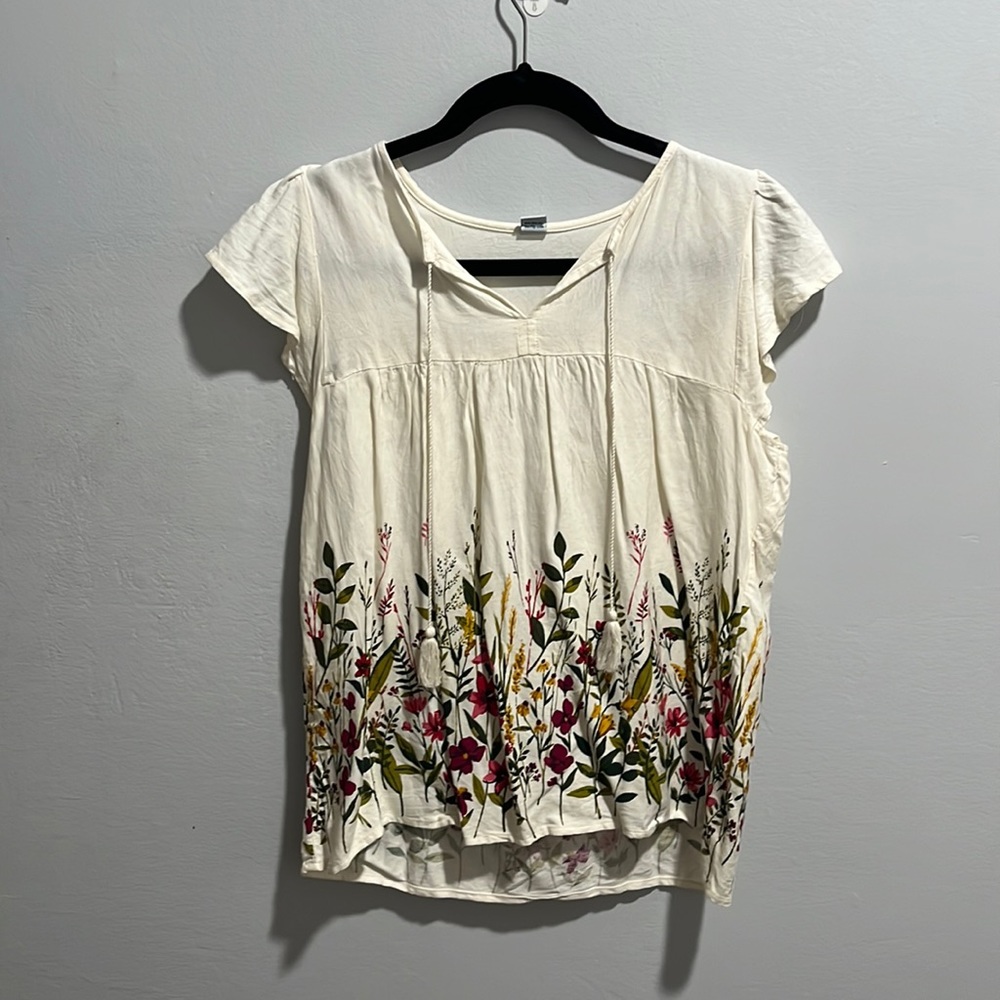 woman’s floral printed, cream tee shirt. Size XS from Old Navy.